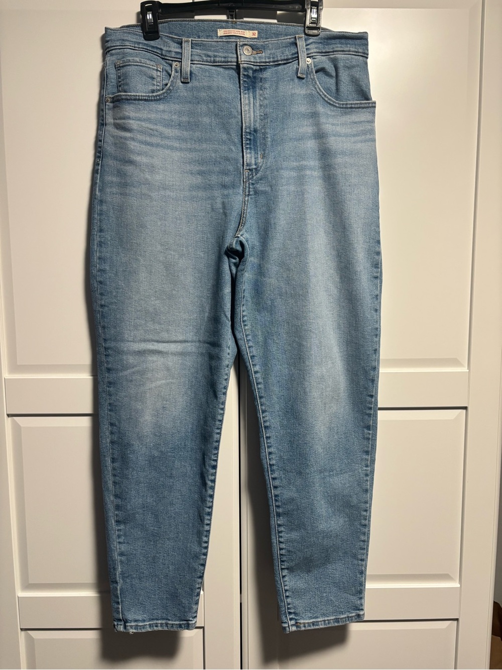 Levi’s High Waisted Mom Jeans – Light Wash – Size 32